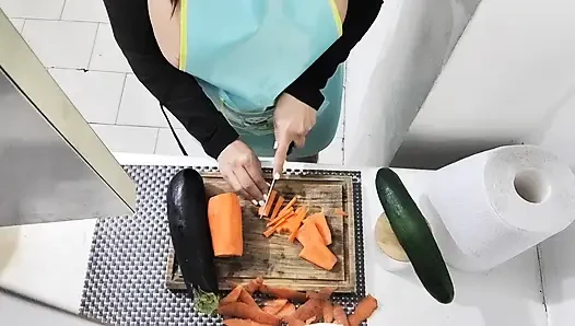 Ich schiebe eine riesige gurke in mein hungriges arschloch - fetisch