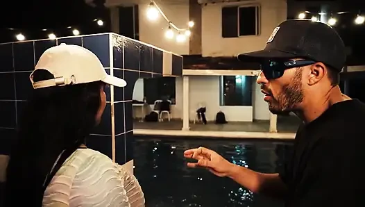 Ich bezahle meinen Schwimmunterricht mit meinen dicken Titten an den Schwimmlehrer und hüpfe mit meinem riesigen Arsch