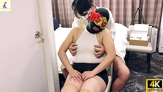 Cewek sange ini lagi asik masturbasi sampai cairan memeknya menetes saat lagi cosplay