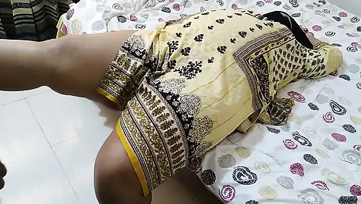 Nandita teyze pijamasız ve yatakta dinlenirken sert sikişiyor