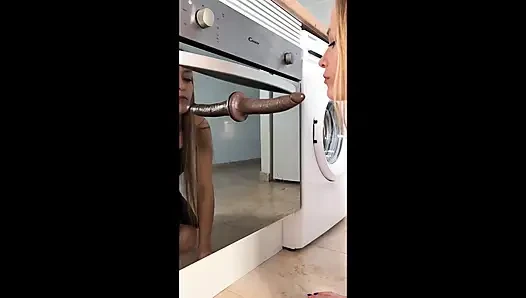Minyon ev hanımı siyah yarağın daha iyi olduğunu fark etti ve güçlü bir fışkırtıyor