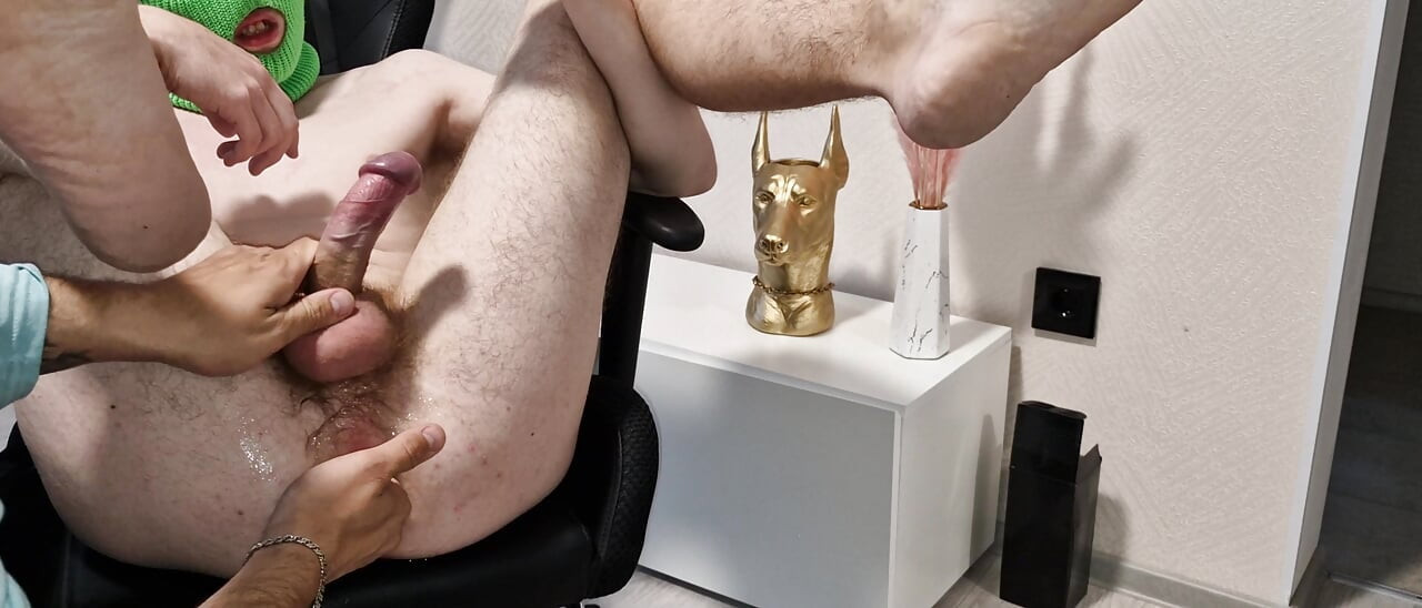 Il pugno della studentessa viene dalla mano e dalla figa