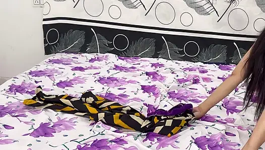 Priyas jungfräuliche muschi wurde von ihrem chef gefickt, nachdem sie ihre beine hochgehoben hatte.