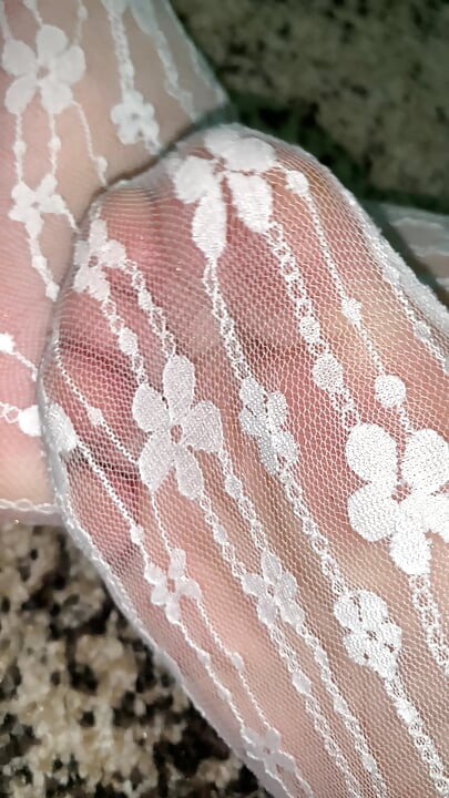 Je joue avec mes pieds dans des chaussettes blanches sexy