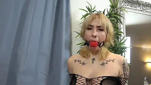 Zeena und latinas gefesselter Verrat: Domina-Duo Mit Ballknall und Gürtel unterworfen! (4k)