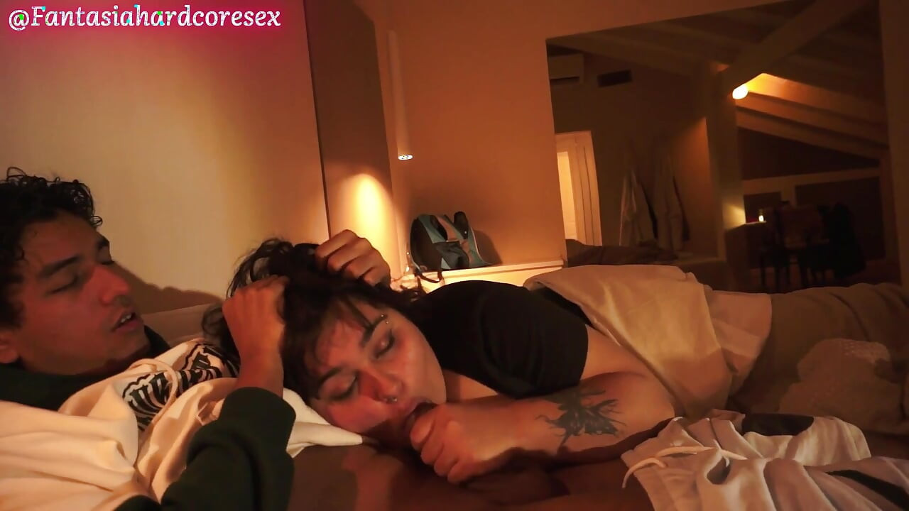 내 이복 여동생이 자비 없이 그를 빨기로 동의해