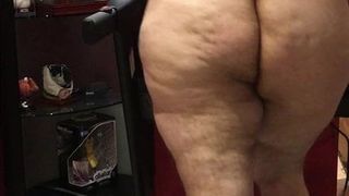 Molliger fetter Arsch, der versucht, Teil zwei zu trainieren