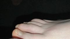 Pocieranie kutasa seksownymi palcami, brak wytrysku, seksowne stopy