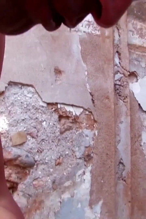 Ateşli kız sıkı deliklerine büyük bir yarak sokuyor