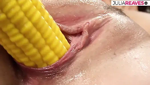 Schätzchen stöhnt, als sie ihre enge muschi mit einem massiven dildo fickt