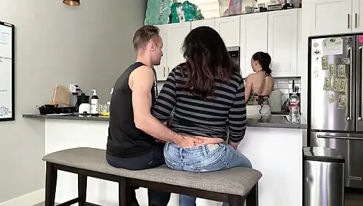 Cewek ini ngajak sahabatnya ke rumah kami untuk ditonton