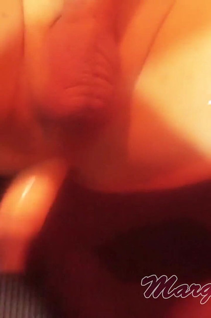 La sorellastra vide il fratellastro in abiti da donne e si scopa il culo con uno strap-on