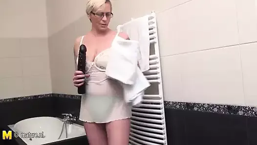 Old mature granny masturbating and squirting over herself