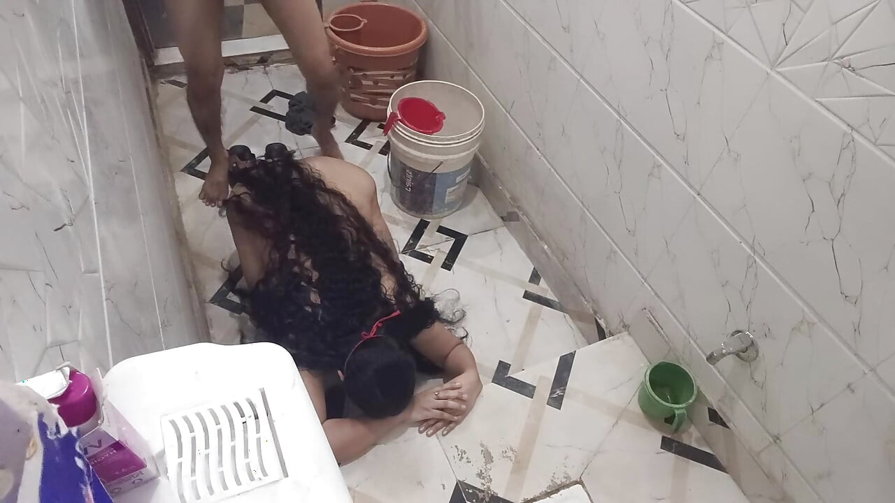 Άφησε τη γειτόνισσα στο μπάνιο και χύθηκε