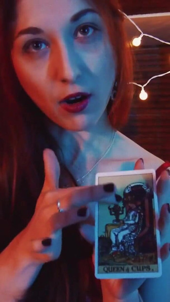 来自“ASMR JOI - 塔罗牌游戏”的标志性时刻。