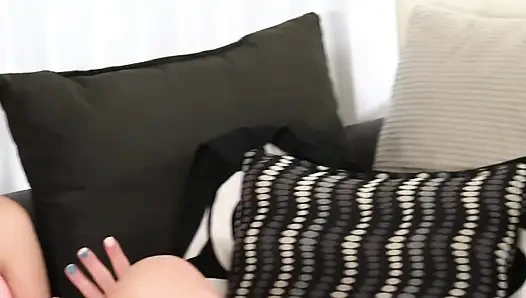 Olgun esmerin ıslak amını yalıyor ve genişliyor