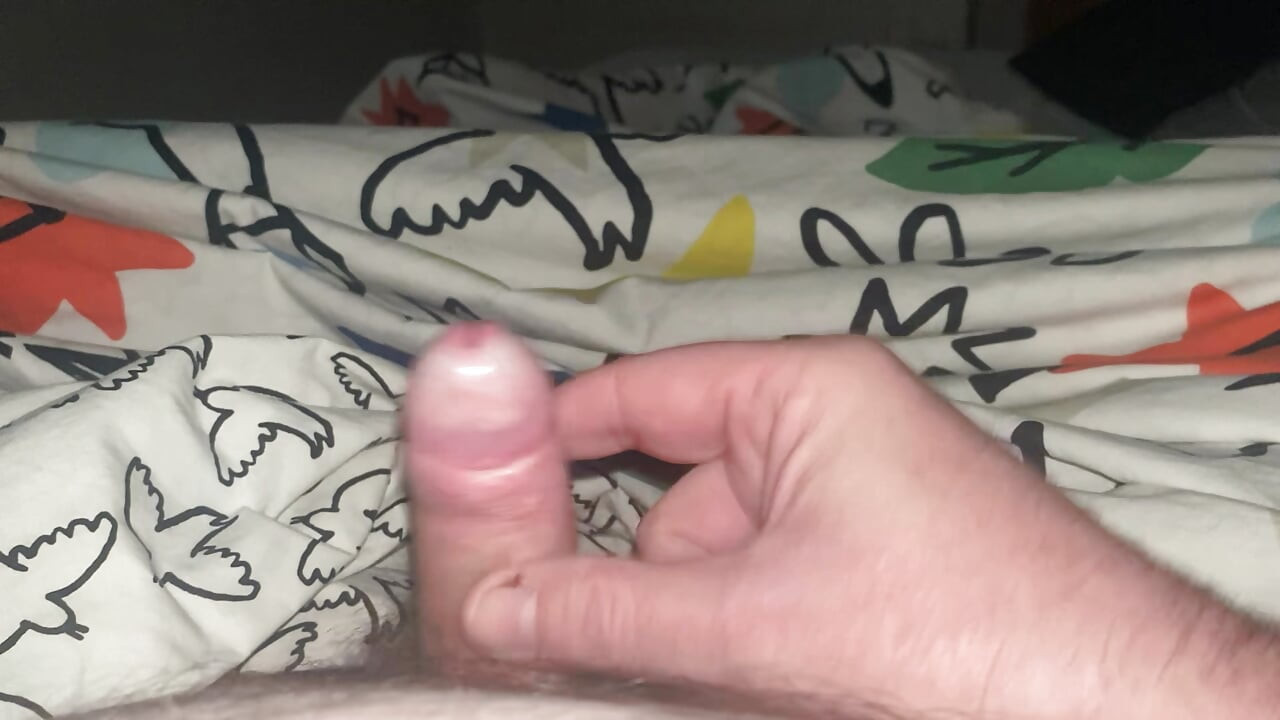 Two fingers handjob with cumshot while watching porn