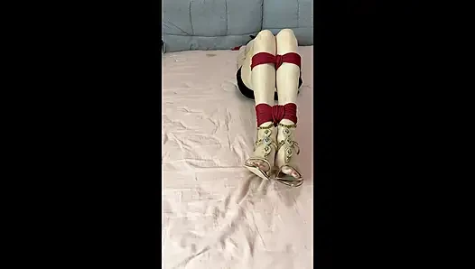 Ol kämpft auf dem bett, hängende beine, orgasmus