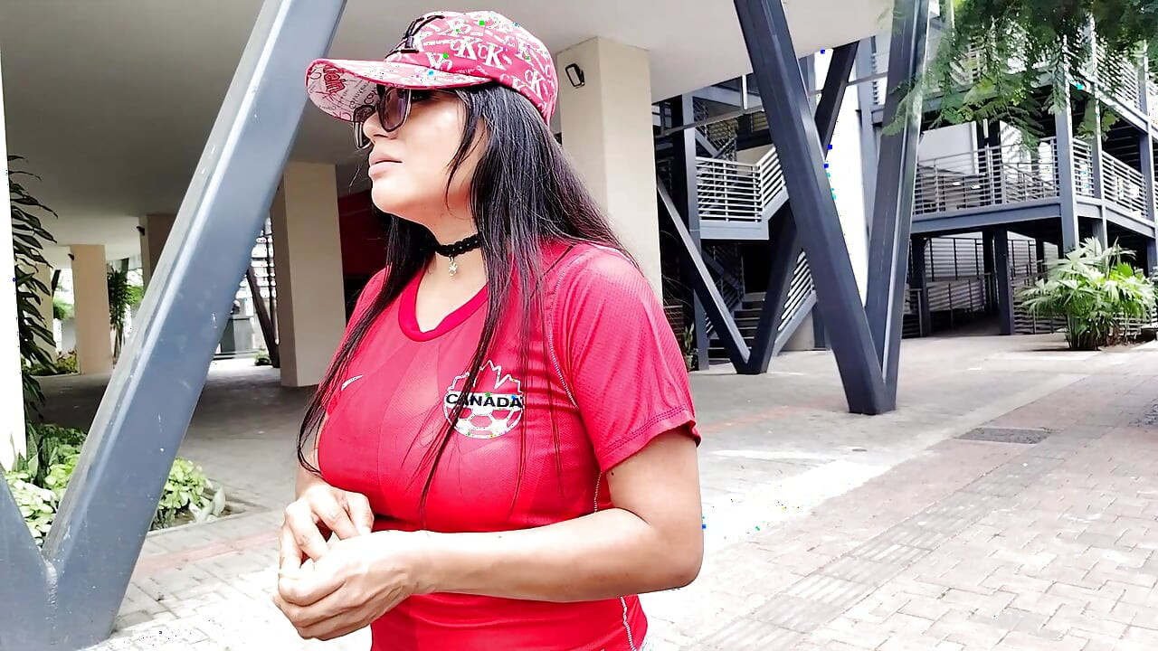 胸の大きい女性がインドの街をさまよっていたので、私は彼女を家に招き、美味しいセックスをしました