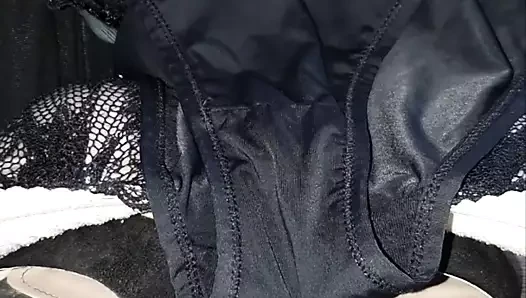 Elimi yeni iç çamaşırına koy