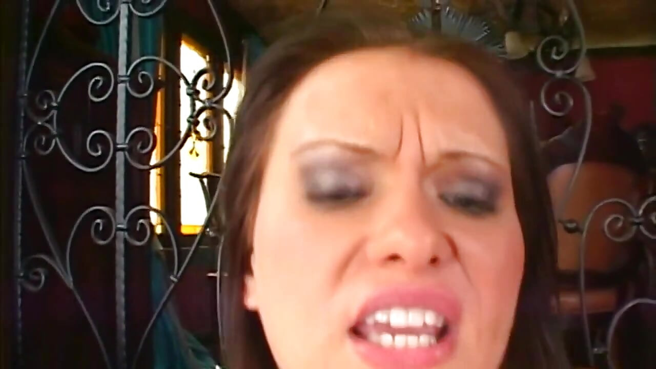 Seductora morena milf tocada hasta el orgasmo gritando