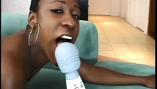 Cewek kulit hitam seksi menempelkan vibrator ke memek basah teman-temannya