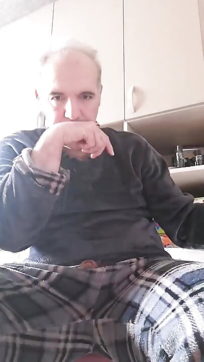 Một ngày chủ nhật dài giật con cặc của tôi và đi tiểu trong chai nhựa rỗng