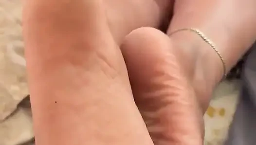 Üvey erkek kardeş büyük zenci yarağıyla sikişiyor zenci seksi ayak parmaklarıyla ayakla muamele boşalma