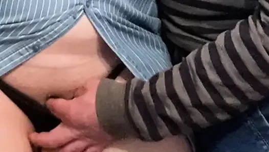 Извращенец трахает пальцами под моим платьем, трахает пальцами мою киску