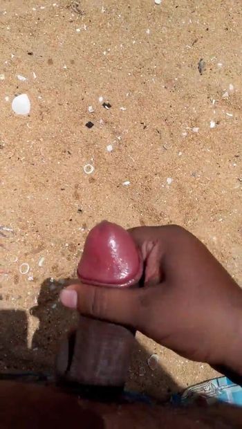 नग्न समुद्र तट श्रीलंका, लड़का लंड की रिंग के साथ समुद्र तट की मस्ती पर वीर्य छोड़ रहा है सार्वजनिक वीर्य शॉट