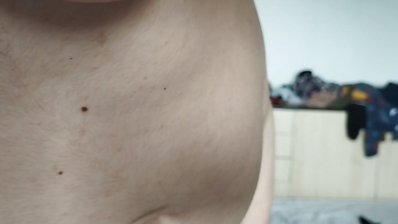 Żona amatorka dobrze się bawi, przymierzając ubrania, które sama kroi. Amatorska żona tańczy nago po domu.