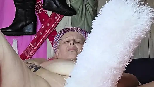 Пушистая шлюха для траха обожает это грубо