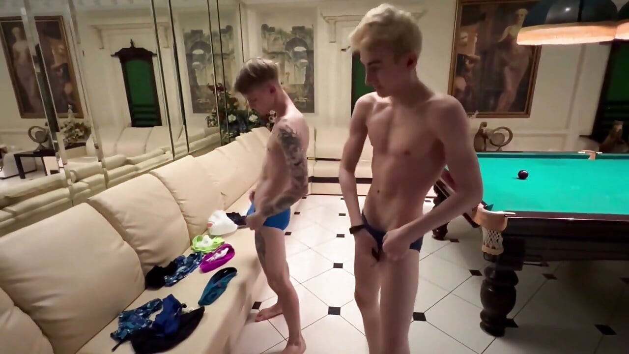 Uma estudante seduziu um amigo com um pau grande para sexo na sauna, Twinks se fodeu e terminou