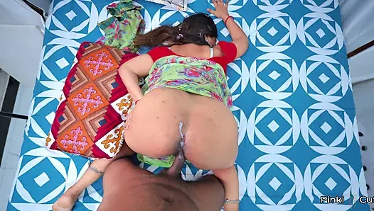 Chachi yanlışlıkla bhatija'sına çıplak fotoğraflar gönderdi, üvey oğlu onu sikiyor ve Hintçe seste yenge tarafından sikiliyor.