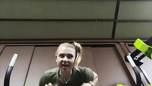 Jucielussie do public show in the gym