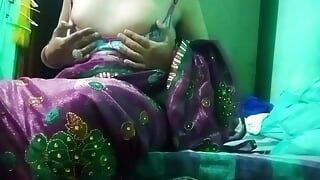 Crossdresser gay indio en sari rosa presionando y ordeñando sus tetas tan duro y disfrutando del sexo hardcore