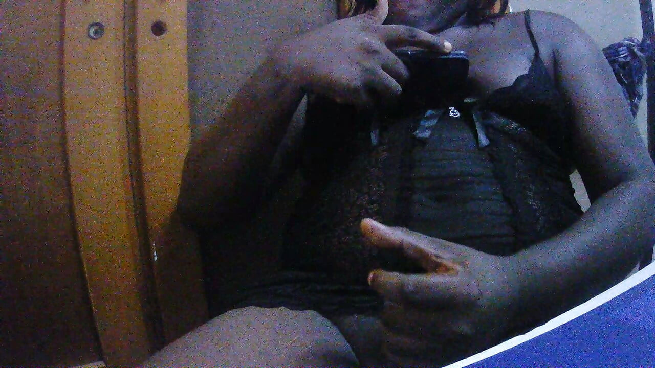 virgem crossdresser mostrando sua bunda e masturbando até porca