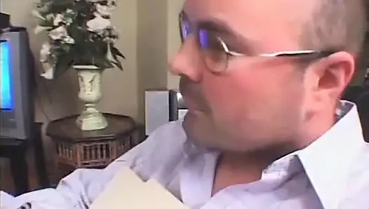 Yaramaz fahişe güzel yüzünü göt deliğine siktiriyor
