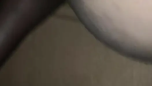 Suami tetanggaku ngentot memekku habis-habisan saat dia ngajak aku makan malam di rumahnya