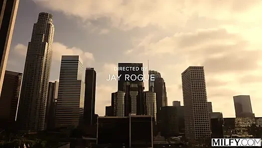 Orta yaşlı seksi kadın seksi sarışın orta yaşlı seksi kadın Taylor iki iş arkadaşı tarafından amını ve ağzını kullanıyor