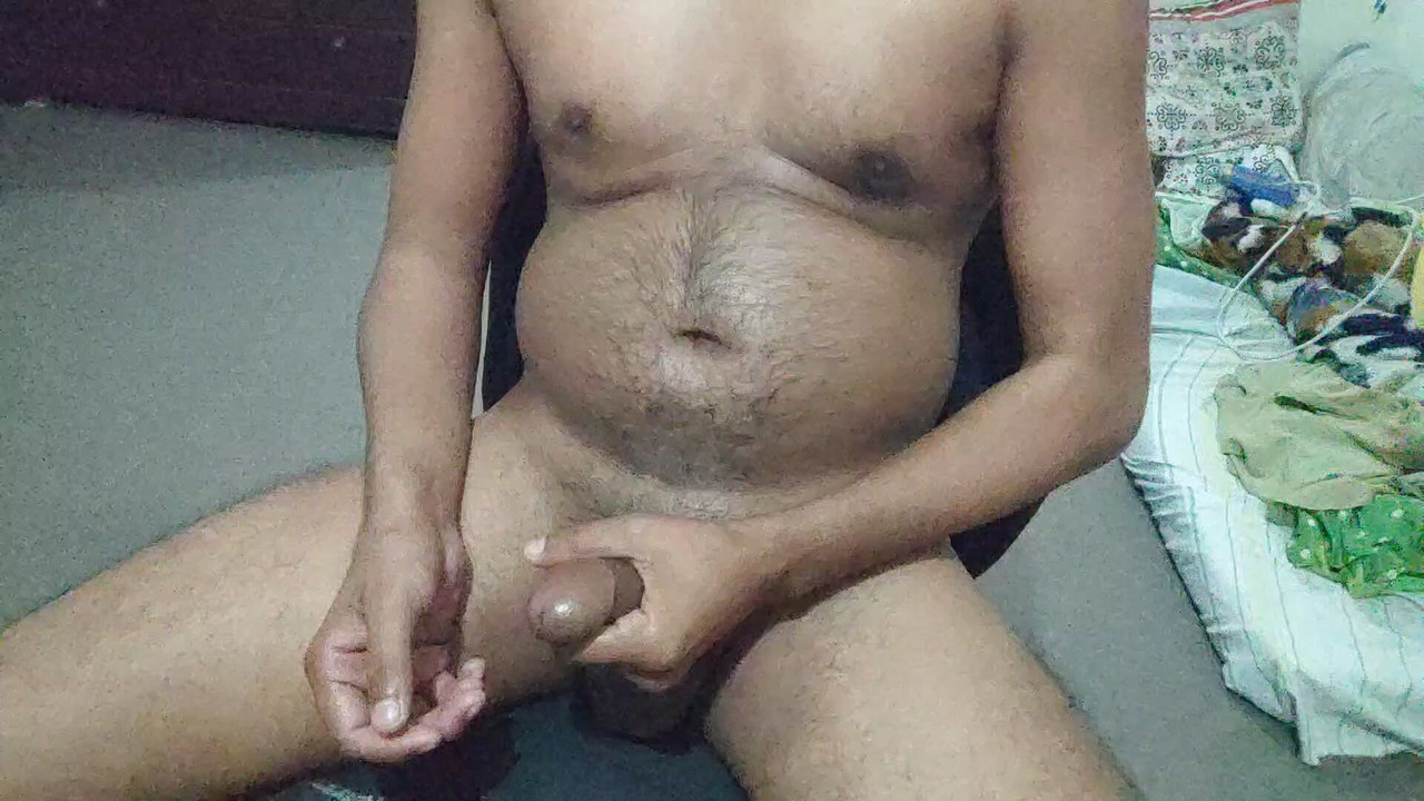 インド人のかわいい少年が彼女のサマのためにソロマスターベーションをする