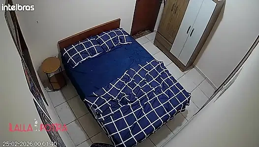 Layanan Kamar Diakhiri Dengan Threesome, Tanpa Mereka Tahu Bahwa Ada Kamera Di Ruangan Itu.