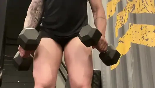 Dapatkan ibu kebugaran yang suka telanjang dan bersetubuh