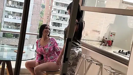 Yenifer Chacon ile kehribar Prada arasında çift lezbiyen karşılaşması, makas, amın mamamı,