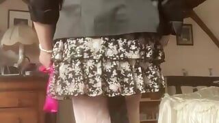 Ubrany w mini kwiatową spódnicę