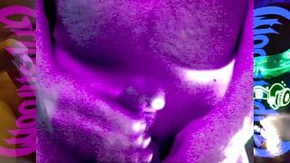 Фиолетовый камшот Cymon сидит на трансляции