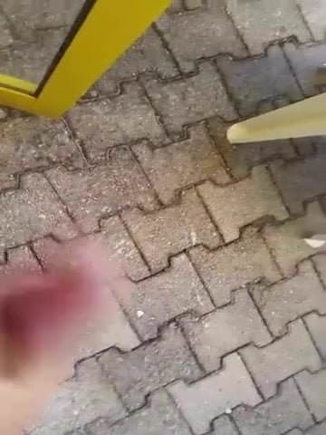 Handjob in Hotel Garden