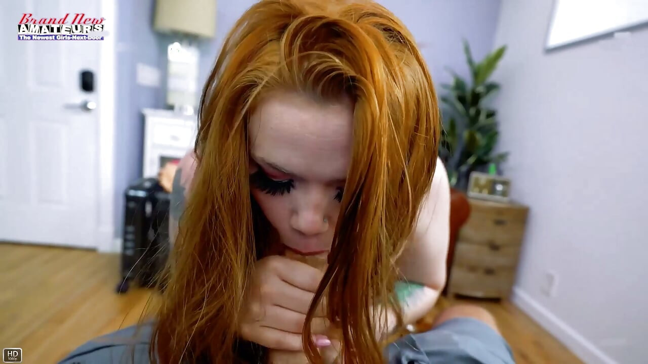 Jade Edwards, pelirroja tetona, abre con trabajo de lengua en el culo y luego recibe anal completo