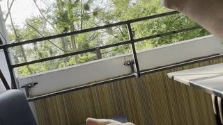 Cumming en el balcón