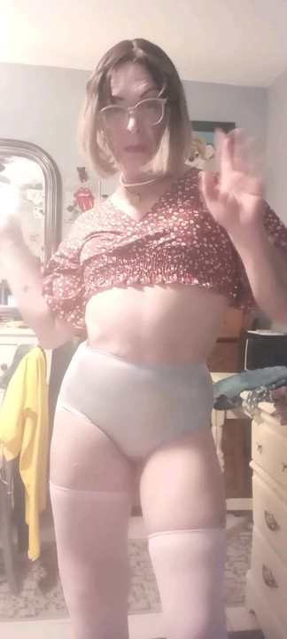 Transsexuală timidă Lisa b. purtând ținute sexy